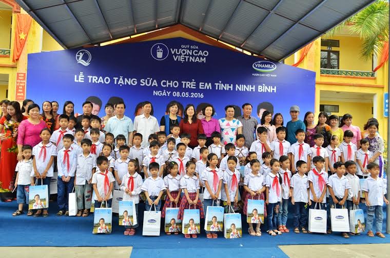 Vinamilk[-]và[-]Quỹ[-]sữa[-]Vươn[-]cao[-]Việt[-]Nam[-]trao[-]tặng[-]sữa[-]cho[-]40.000[-]trẻ[-]em[-]ở[-]40[-]tỉnh[-]thành[-]trên[-]cả[-]nước